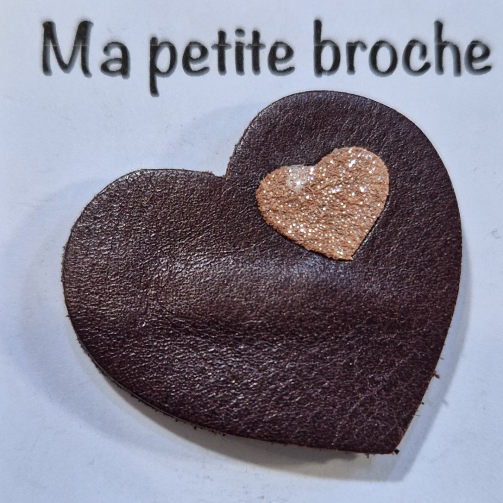 Broche en cuir recyclé "Coeur" – Un accessoire unique et éco-responsable